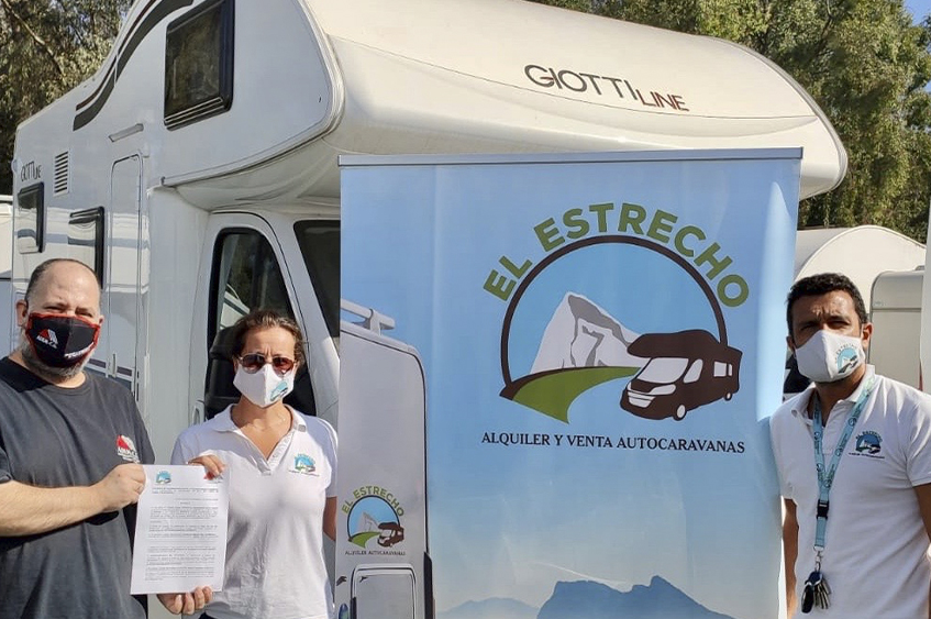 LA ASOCIACIÓN DE ESCLEROSIS MÚLTIPLE DEL CAMPO DE GIBRALTAR (ADEM-CG) Y AUTOCARAVANAS EL ESTRECHO, HAN SUSCRITO UN CONVENIO DE COLABORACIÓN. Por parte de Autocaravanas El Estrecho, Dª Yolanda Vargas y D. Juan Herrera y el Presidente de ADEM-CG D. Javier Cózar, han firmado un convenio de colaboración, por el que los asociados y asociadas de esta asociación campogibraltareña podrán beneficiarse de un descuento. Este acuerdo se suma a los ya conveniados con anterioridad con otras empresas y comercios de la comarca, para el beneficio de las personas que apoyan, confían y colaboran como socios y socias, con la labor que la asociación viene realizando en la comarca desde el año 2001. Agradecer a Dª Yolanda Vargas y D. Juan Herrera, su buena voluntad, disposición y colaboración para con nuestra asociación comarcal.